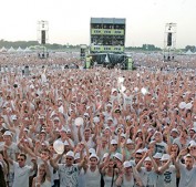 Das Publikum auf der Just White Party in Bensheim